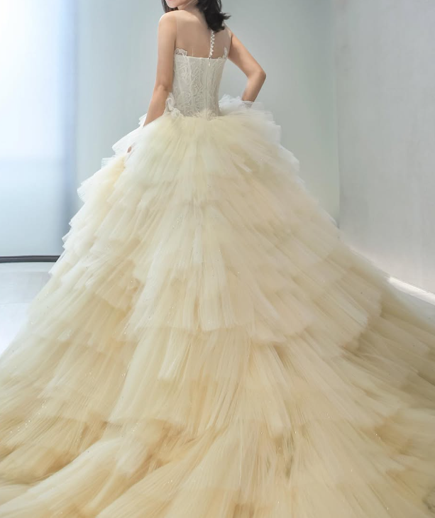 Elegant Round Neck Appliques Lace Tiered Light Yellow Tulle Prom Dress Ball Gown DP1532