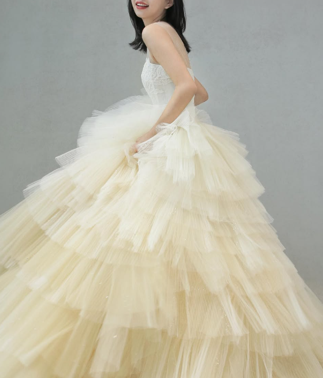 Elegant Round Neck Appliques Lace Tiered Light Yellow Tulle Prom Dress Ball Gown DP1532
