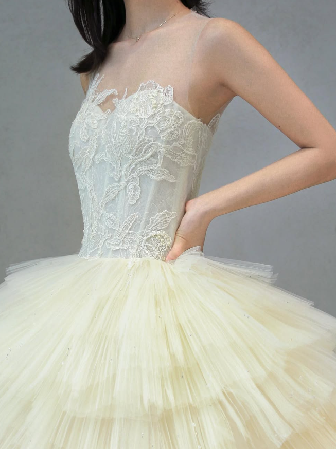 Elegant Round Neck Appliques Lace Tiered Light Yellow Tulle Prom Dress Ball Gown DP1532