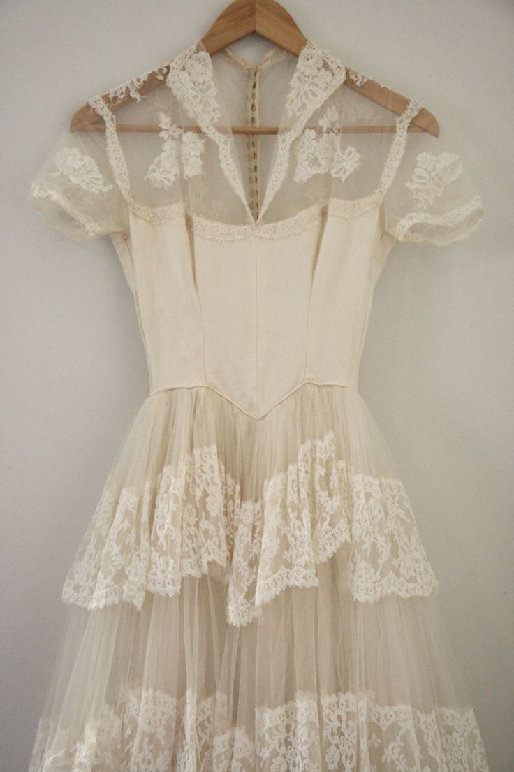 Romantic Vintage A Line V Neck Ivory Lace Tulle Prom Dress Wedding Dress DP3695