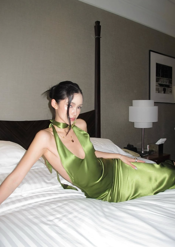 Charming Green Sheath Halter V Neck Satin Long Prom Dress Evening Dress DP7980