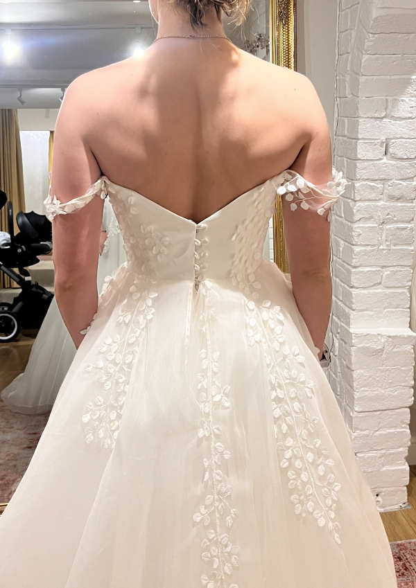 Elegant Ball Gown Off the Shoulder Appliques Tulle Long Sweep Wedding Dress DP1869