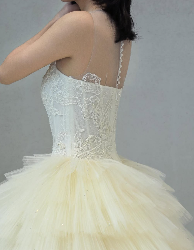 Elegant Round Neck Appliques Lace Tiered Light Yellow Tulle Prom Dress Ball Gown DP1532