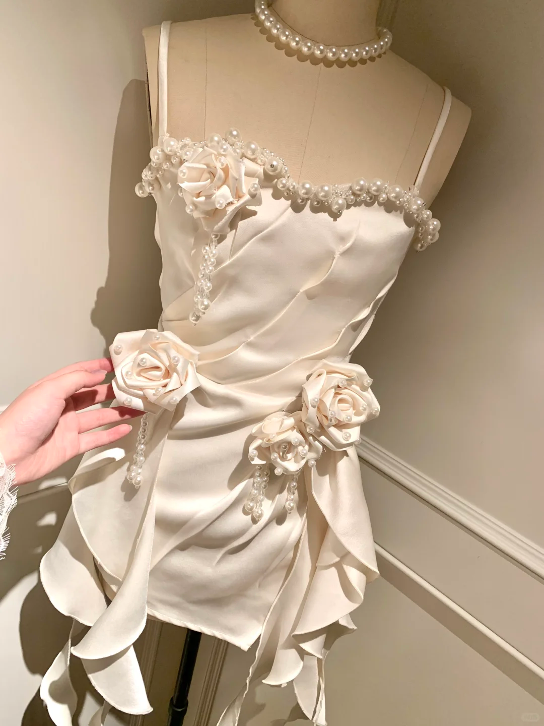 Charming A Line Straps Flower Pearl Ruffle White Satin Short Homecoming Dress Cocktail Dress DP2719