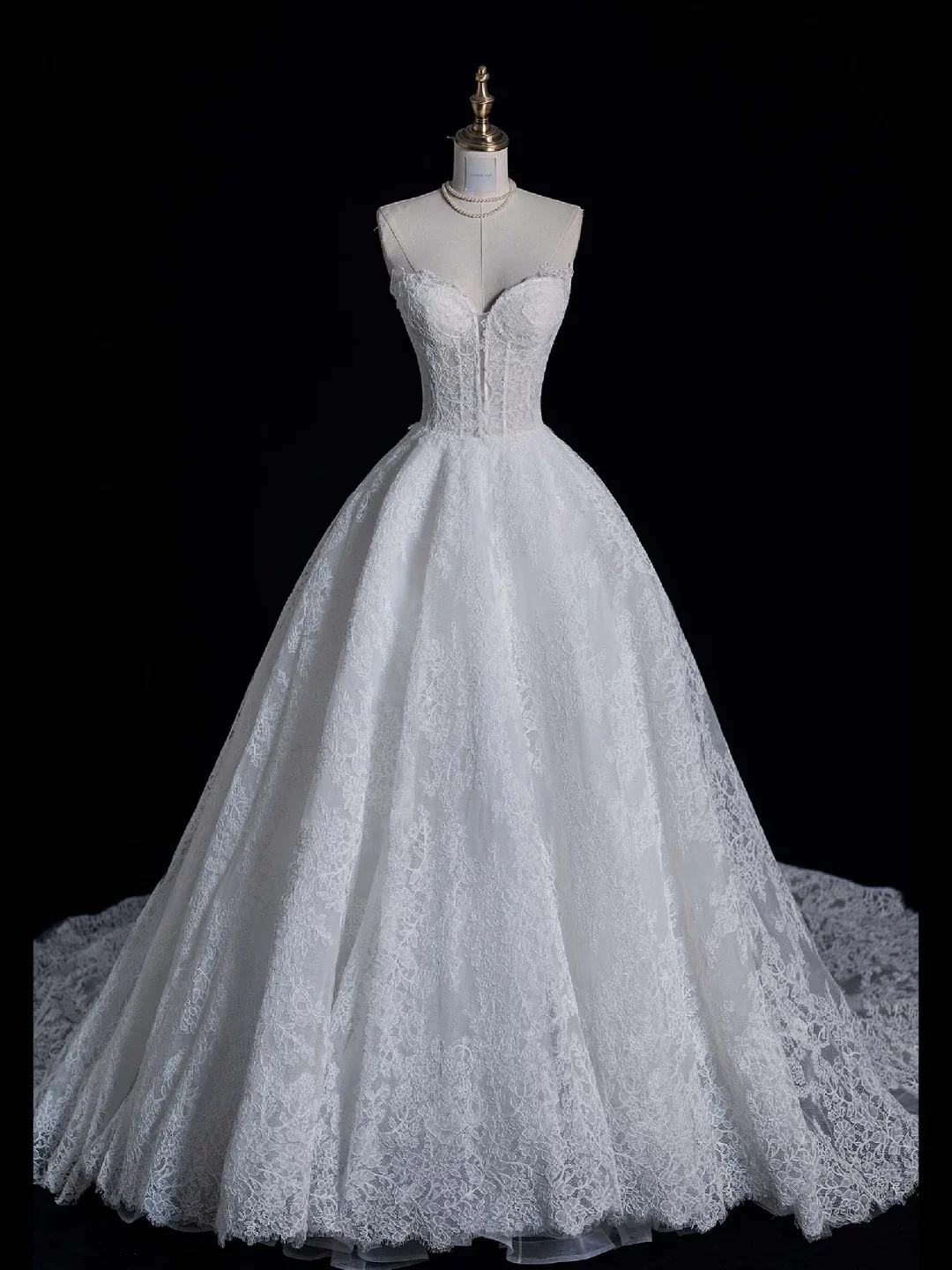 Elegant Ball Gown Sweetheart Neck White Lace Long Sweep Wedding Dress DP2360