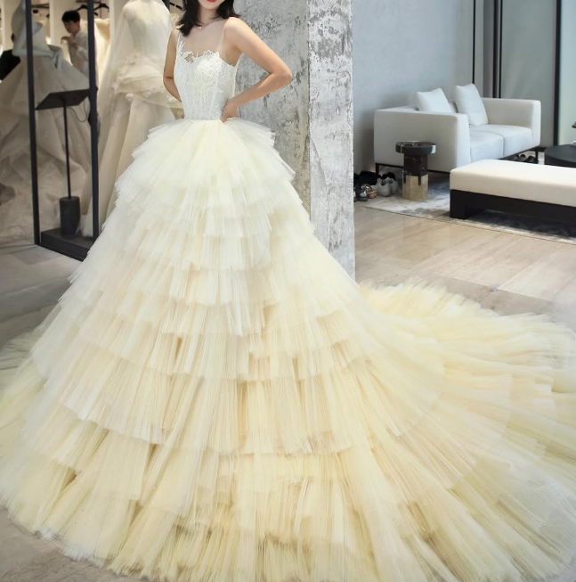 Elegant Round Neck Appliques Lace Tiered Light Yellow Tulle Prom Dress Ball Gown DP1532