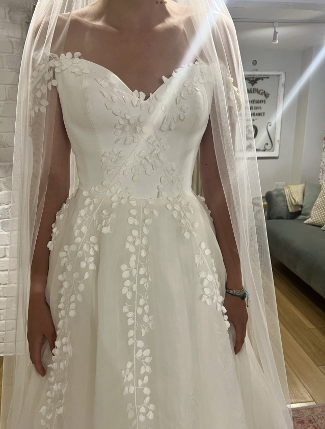 Elegant Ball Gown Off the Shoulder Appliques Tulle Long Sweep Wedding Dress DP1869