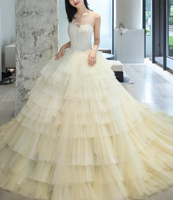 Elegant Round Neck Appliques Lace Tiered Light Yellow Tulle Prom Dress Ball Gown DP1532