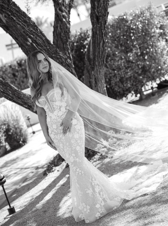 Gorgeous Mermaid Sweetheart Neck Appliques Tulle Long Sweep Wedding Dress DP1882