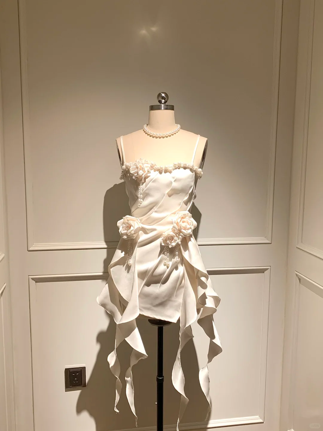 Charming A Line Straps Flower Pearl Ruffle White Satin Short Homecoming Dress Cocktail Dress DP2719