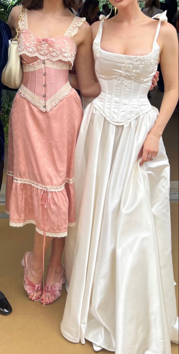 White Vintage Fashion Delicate Floral Elegant Spaghetti Strap Square Neck Long Satin Ball Gown Evening Dress Wedding Party Bridesmaid Dresses Prom Dresses DP4170