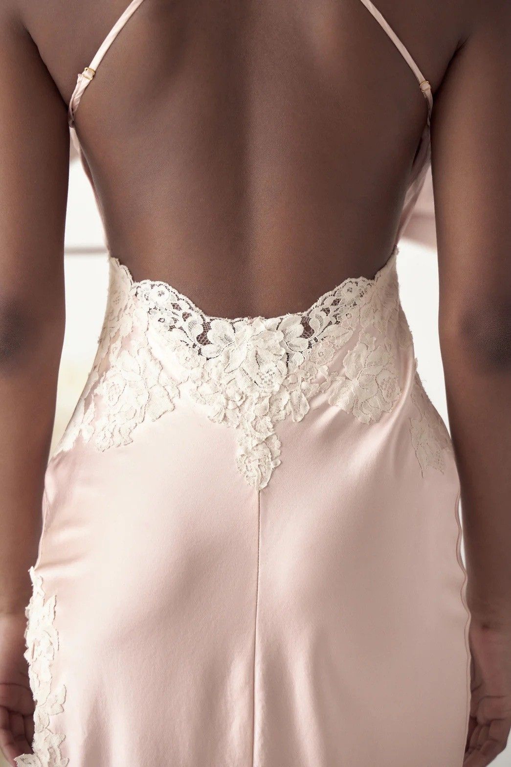 Elegant Light Pink Sheath Halter Lace Satin Open Back Prom Dress Evening Dress with Slit DP3399