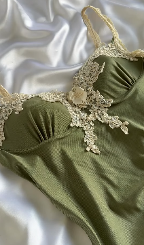 Vintage Olive Green Lace Appliques Satin Homecoming Dress Outfits DP5135
