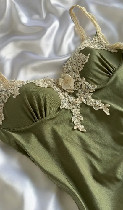 Vintage Olive Green Lace Appliques Satin Homecoming Dress Outfits DP5135
