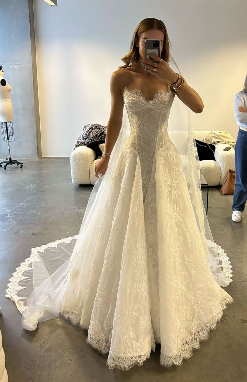 Dreamy A Line Sweetheart Neck White Lace Long Wedding Dress DP7875