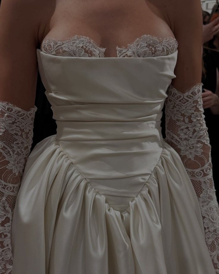 Elegant Ball Gown Strapless White Lace Satin Wedding Dress DP4352
