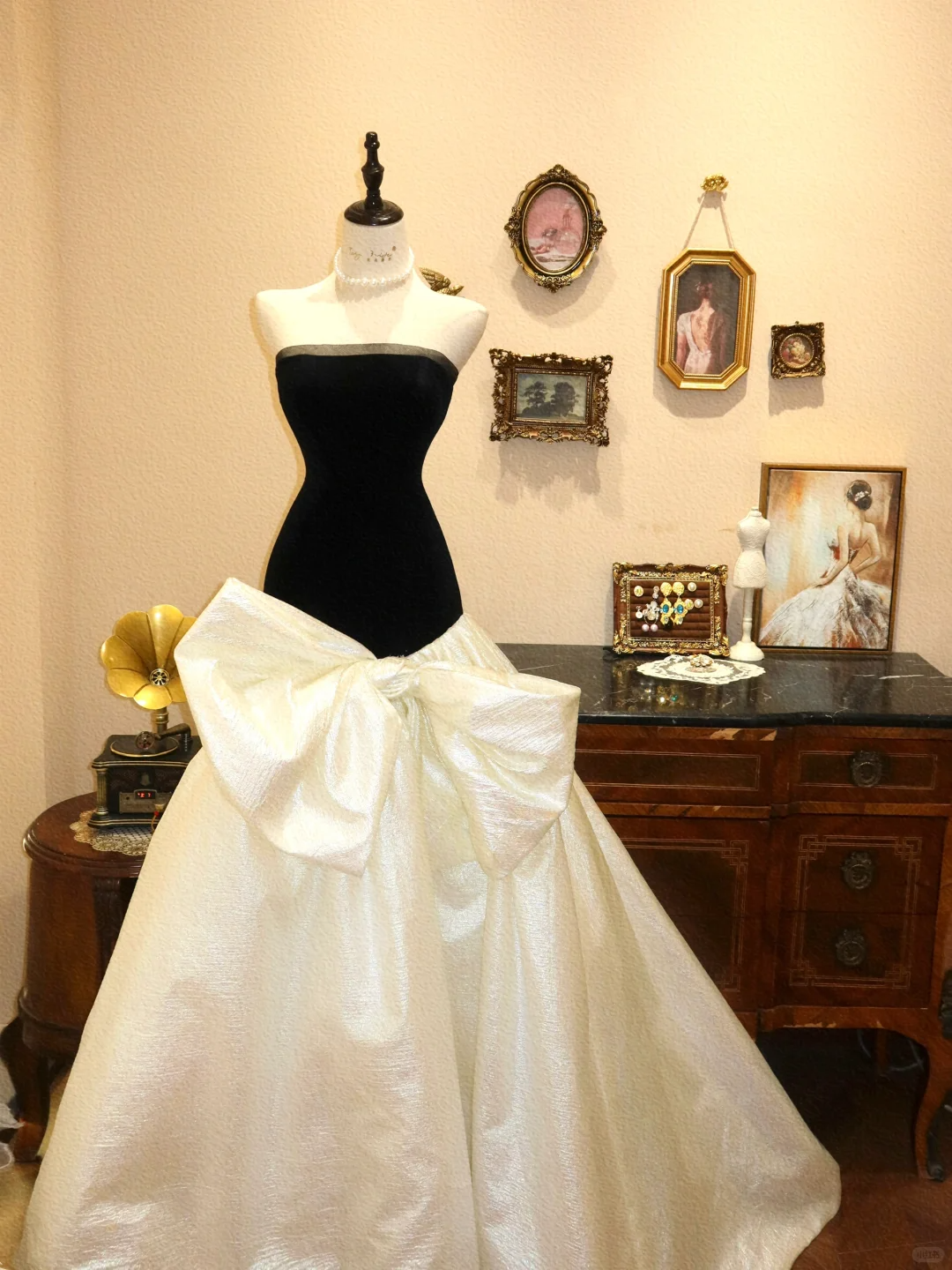 Elegant Mermaid Strapless Black Velvet White Satin Prom Dress 16th Birthday Dress with Bow DP3906