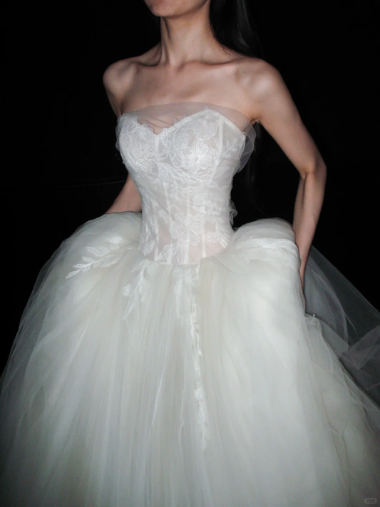 High-class Ball Gown Sweetheart Neck Appliques Lace Tulle Long Wedding Dress DP6365