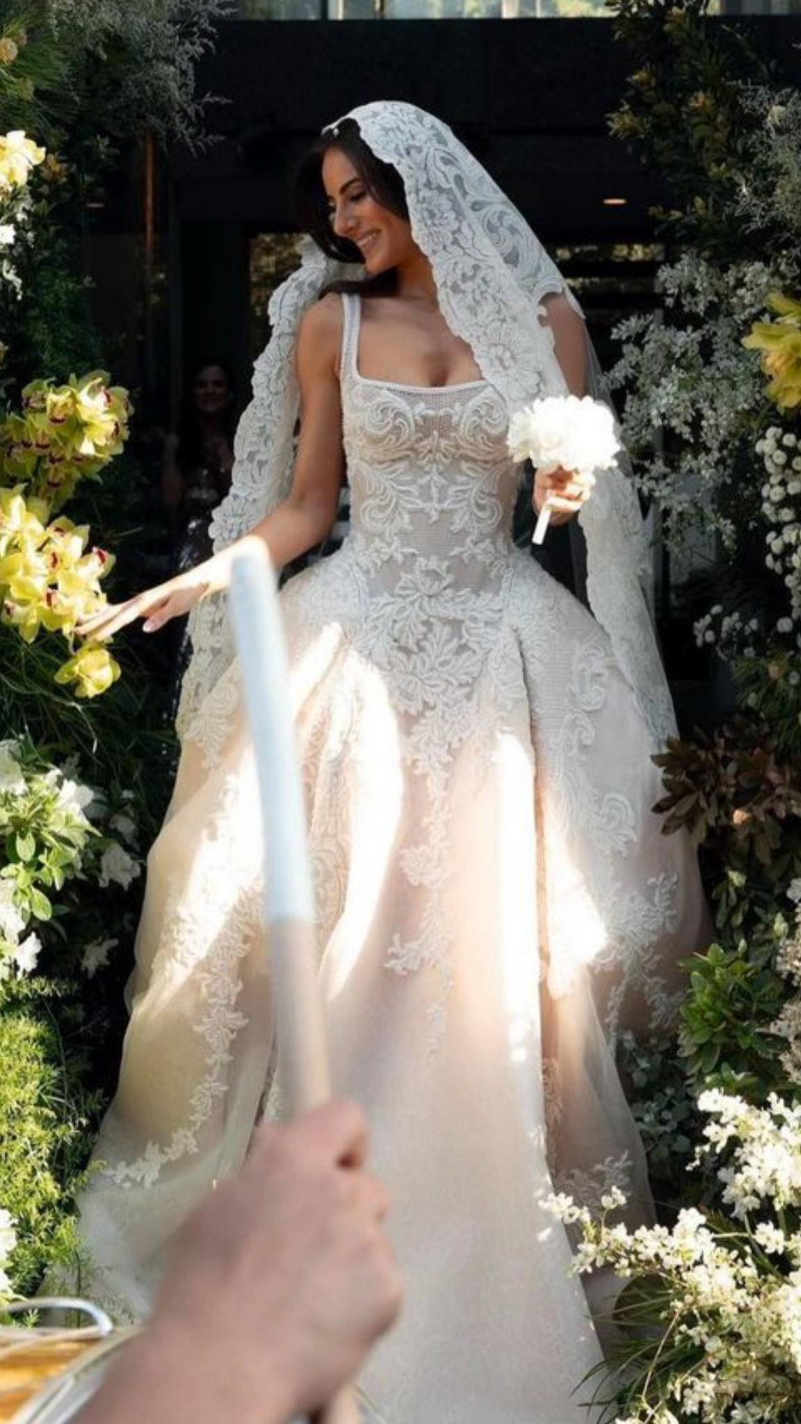 Exquisite Lace Appliques Ivory Ball Gown Straps Tulle Wedding Dress DP3280