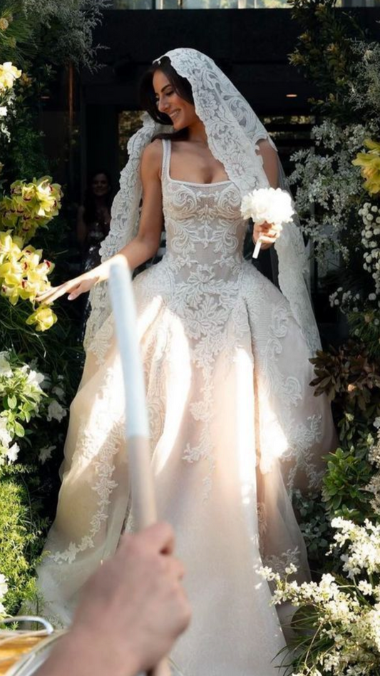 Exquisite Lace Appliques Ivory Ball Gown Straps Tulle Wedding Dress DP3280
