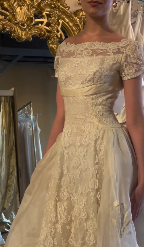Vintage Elegant 1960s Line Ivory Lace Wedding Dress DP5218