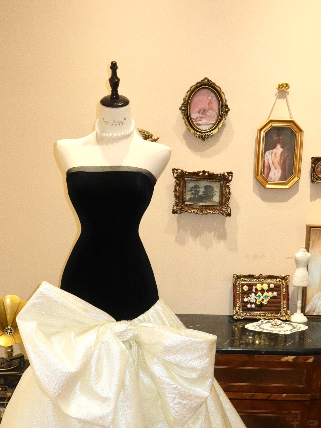 Elegant Mermaid Strapless Black Velvet White Satin Prom Dress 16th Birthday Dress with Bow DP3906
