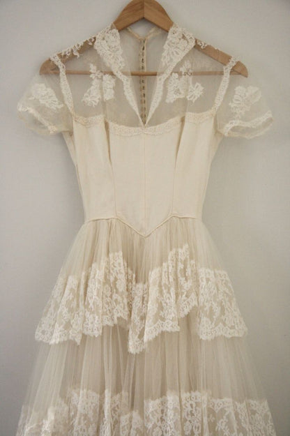 Romantic Vintage A Line V Neck Ivory Lace Tulle Prom Dress Wedding Dress DP3695