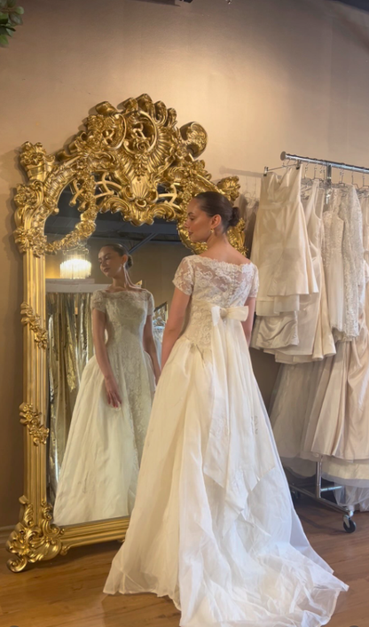 Vintage Elegant 1960s Line Ivory Lace Wedding Dress DP5218