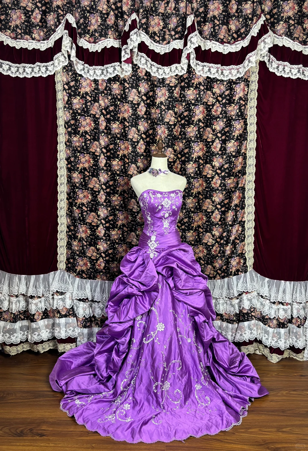 Vintage Purple Ball Gown Strapless White Appliques Satin Prom Dress Sweet 16 Dress DP5655