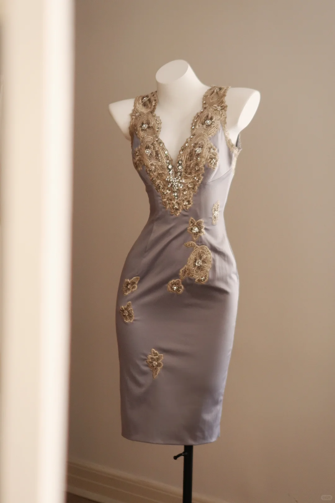 Vintage Unique Sheath V Neck Embroidered Beaded Satin Short Prom Dress Homecoming Dress DP5445