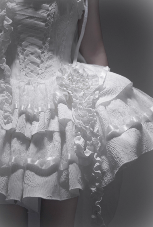 White Roses Neckline Lolita Goth Boning Dress Sequins Tiered Ruffle Dress DP4494
