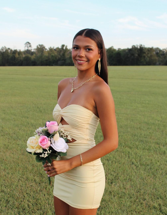 Light Yellow Sheath Sweetheart Neck Satin Open Back Short Homecoming Dress Outfits DP4035