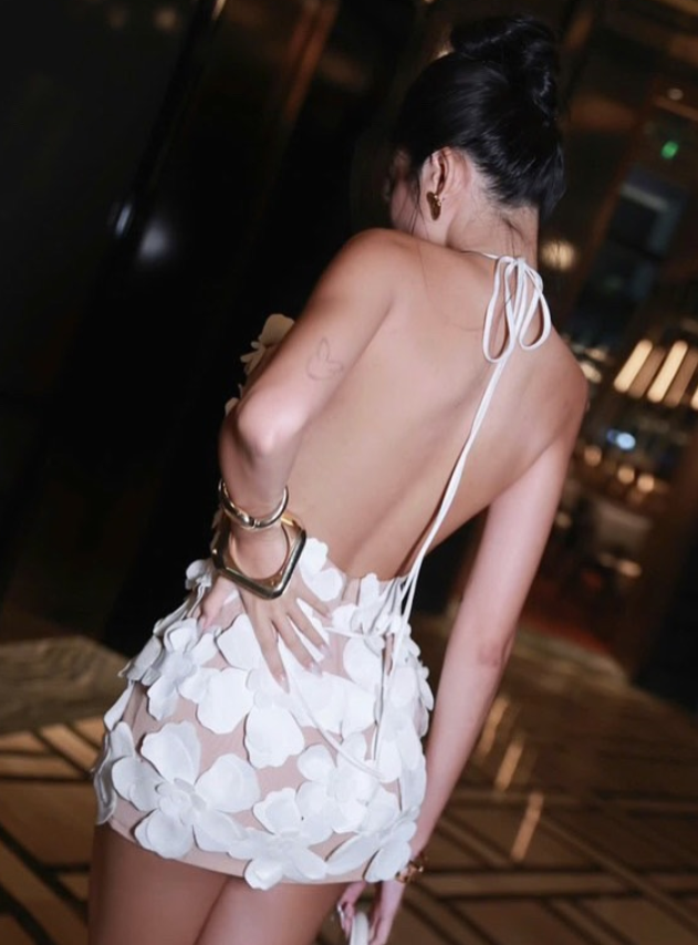 White Sheath V Neck 3D Flower Satin Open Back Evening Dress Outfits DP1419