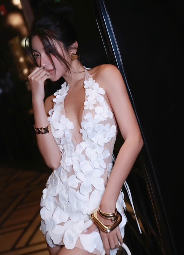 White Sheath V Neck 3D Flower Satin Open Back Evening Dress Outfits DP1419