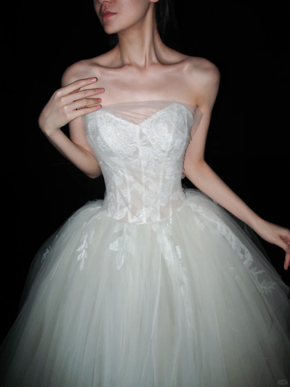 High-class Ball Gown Sweetheart Neck Appliques Lace Tulle Long Wedding Dress DP6365